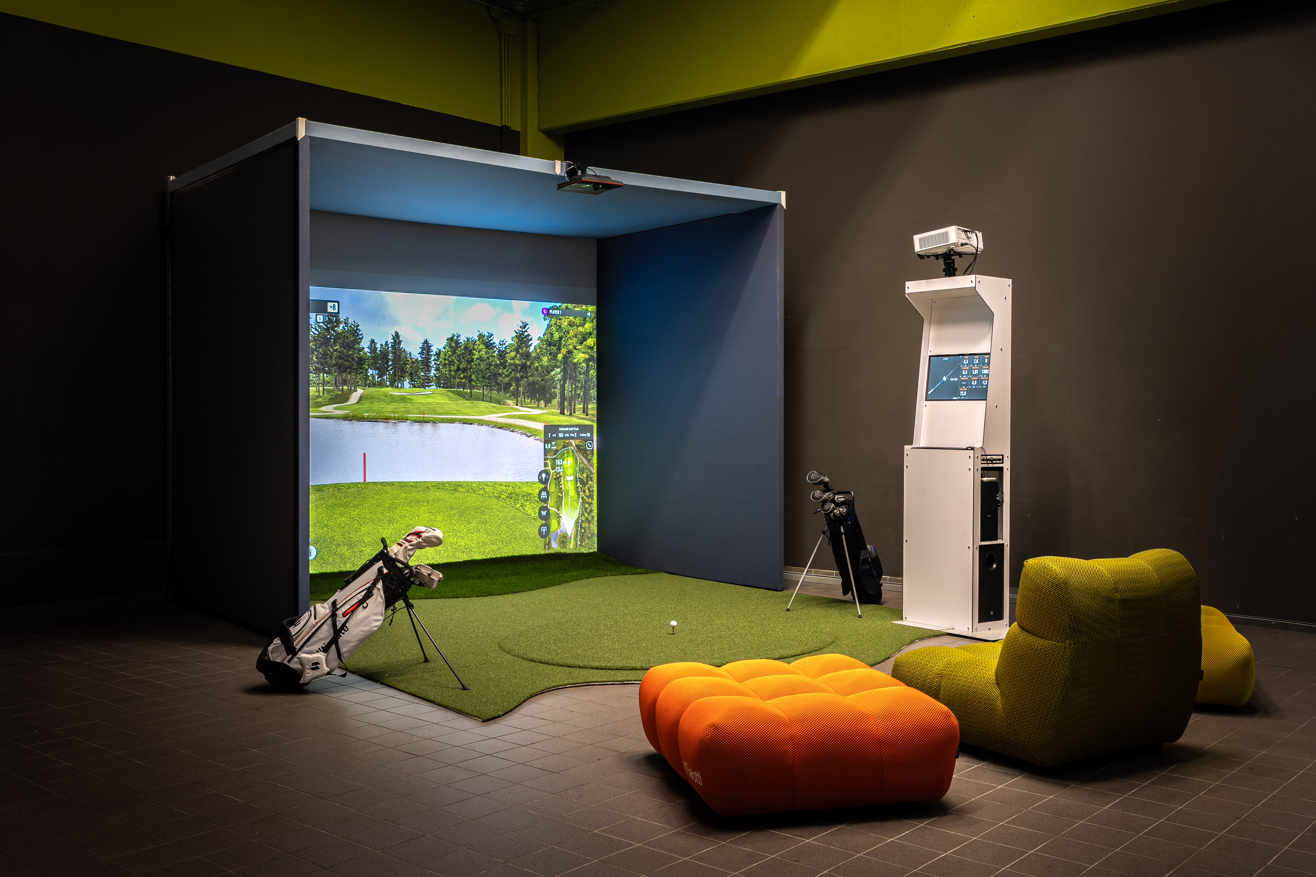 Simulatore GolfArena con proiezione golf, totem integrato e area lounge